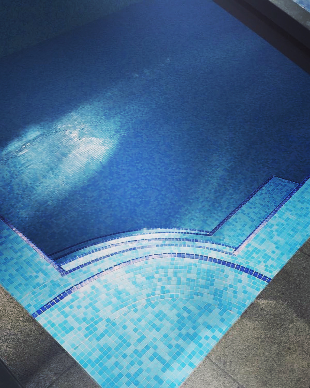 Pool med rundad mosaiktrappa