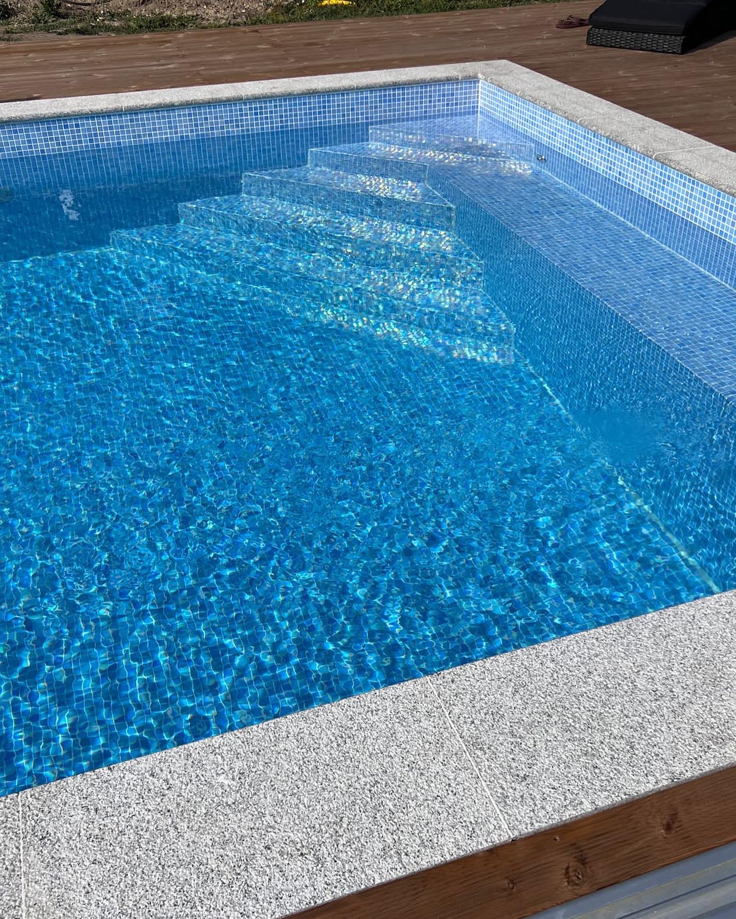 Pooltrappa med granitkant